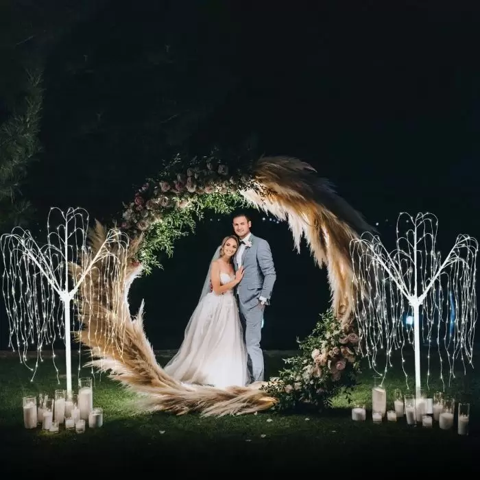Arco Decorativo per Matrimoni - Bianco & 2 x Salice Piangente Luminoso LED  Bianco - 240cm - Luci Calde